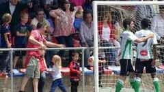 La espectadora del gesto racista, despedida por el Barcelona