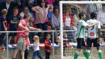 Una espectadora del Municipal de Llagostera hace gestos racistas a Mamadou Kon&eacute;, futbolista del Racing.