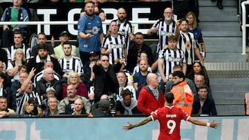 Marcelo Bielsa guiding Liverpool striker Darwin Núñez