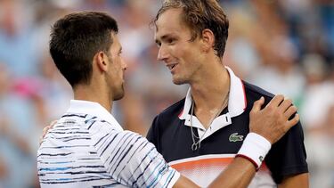Novak Djokovic y Daniil Medvedev, en la semifinal de Cincinnati.