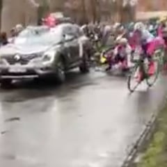 Lo nunca visto: el coche de seguridad frena de golpe y tira a los ciclistas que venían detrás