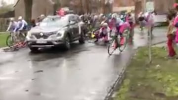 Lo nunca visto: el coche de seguridad frena de golpe y tira a los ciclistas que venían detrás