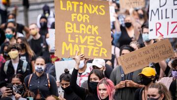Una encuesta de votantes latinos registrados en Estados Unidos encontró que este sector no se identifica con el término ‘latinx’. Te explicamos por qué.