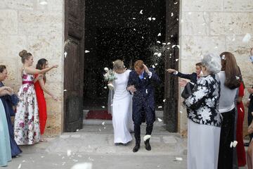 La pareja ya casada saliendo de la iglesia. 