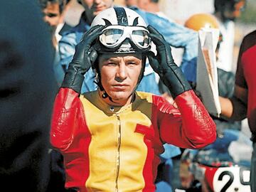 El 12+1 veces campeón del mundo de motociclismo, de 70 años, no pudo superar las lesiones sufridas en un accidente de quad en Ibiza. Durante una semana estuvo peleado para sobreponerse al traumatismo craneal pero no fue suficiente, se marchó un mito del deporte español y mundial.