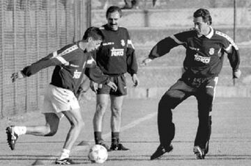 Cappa (centre) looks on as a young Raúl González Blanco (left) takes on then head coach Jorge Valdano in Real Madrid training.