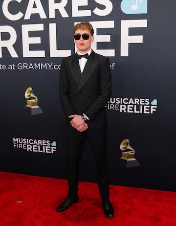 Peso Pluma posa en la alfombra roja de los Grammys 2025 en ell Crypto.com Arena situado en la ciudad de Los ?ngeles, en California.