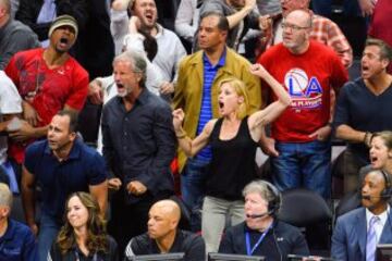 La actriz de Modern Family Julie Bowen presenció el segundo encuentro de primera ronda entre Los Angeles Clippers y los San Antonio Spurs.