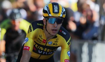 En una etapa ganada por Awout Van Aert, Alaphilippe perdió el liderato tras una penalización de 20 segundos. Adam Yates es el nuevo mailot amarillo y hay 4 colombianos en el top 10: Egan, Nairo, López y Chaves.