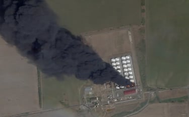 Imágenes satelitales revelan el daño “profundo” que Ucrania ha hecho en el corazón de la energía rusa: “Son objetivos legítimos”