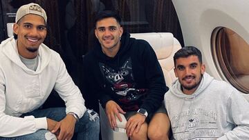 Araujo, Maxi y Arambarri, en uno de los vuelos de LaLiga.