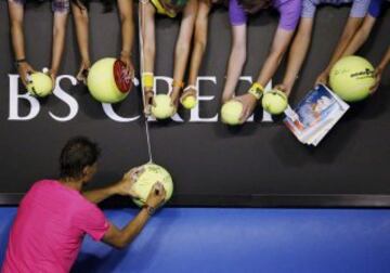 Rafael Nadal firmando autógrafos a los aficionados. 