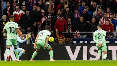 El primer gol del Atlético de Madrid fue con los colores granotas. Fue Pablo Barrios, eso sí, el encargado de forzarlo. Su centro lateral lo rozó Ryan y, posteriormente, tocó en un Dela que mandó sin querer el balón al fondo de la portería. 
