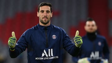 (FILES) (FILES) Paris Saint-Germain's Spanish goalkeeper Sergio Rico gives the thumbs up during warm up prior to the UEFA Champions League quarter-final first leg football match between FC Bayern Munich and Paris Saint-Germain (PSG) in Munich, southern Germany, on April 7, 2021. Paris Saint-Germain's Spanish goalkeeper Sergio Rico, in serious condition after a horse accident, is now conscious and able to communicate according to Sevilla's hospital, AFP announced on June 28, 2023. (Photo by Christof STACHE / AFP)