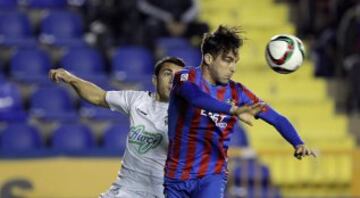 El centrocampista del Albacete Balompié Samu Delgado (i) pelea un balón con el defensa del Levante Toño García, durante el partido de vuelta de dieciseisavos de final de la Copa del Rey de fútbol que se disputa esta noche en el estadio Ciutat de València. 