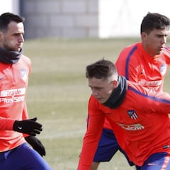 Godín, Lucas y Kalinic, en el once; Arias, de interior derecho