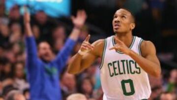 Avery Bradley celebra una canasta.
