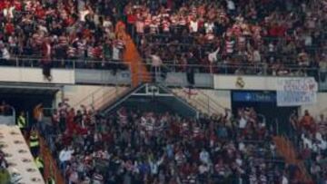 <b>IRREDUCTIBLE. </b>La afición del Granada no abandonó al equipo ni cuando este perdía 5-1: "Yo soy de 'Graná', de 'Graná', de 'Graná'...".