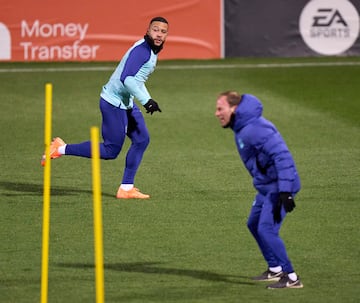 Entrenamiento Depay con el Atlético.