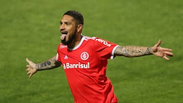 Soccer Football - Brasileiro Championship - Coritiba v Internacional - Couto Pereira Stadium, Curitiba, Brazil - August 8, 2020   Internacional&#039;s Paolo Guerrero celebrates scoring their first goal, following the resumption of play behind closed doors after the outbreak of the coronavirus disease (COVID-19)  REUTERS/Rodolfo Buhrer