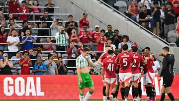 Los jugadores del United celebran un gol.