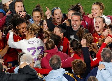 Las jugadoras y el cuerpo técnico celebran el triunfo de España ant Suecia en las semifinales del Mundial femenino.