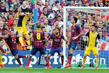 El jugador uruguayo del Atlético de Madrid empezó como delantero aunque finalmente se profesionalizó como defensa. No destaca por ser un goleador habitual, pero de cabeza es infalible. 