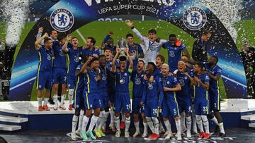 Chelsea&#039;s Spanish defender Cesar Azpilicueta (C) raises the trophy during the presentation ceremony after Chelsea won the UEFA Super Cup football match between Chelsea and Villarreal at Windsor Park in Belfast on August 11, 2021. (Photo by Paul ELLIS