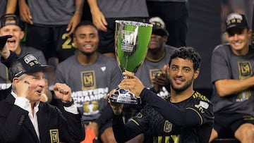 Carlos Vela fue en el encargado de levantar el trofeo de Campeón con el LAFC.