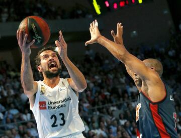 Madrid Sergio Llull entra a canasta ante el base Jayson Granger.