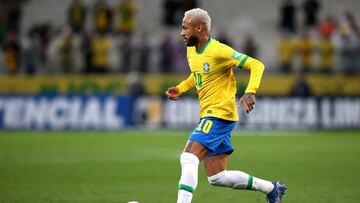 SAO PAULO, BRAZIL - NOVEMBER 11: Neymar Jr. of Brazil controls the ball during a match between Brazil and Colombia as part of FIFA World Cup Qatar 2022 Qualifiers at Neo Quimica Arena on November 11, 2021 in Sao Paulo, Brazil. (Photo by Alexandre Schneide