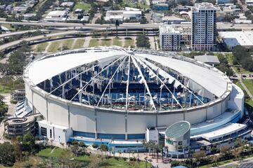 Vista aérea del Tropicana Field, sede de los Tampa Bay Rays, que fue dañado por los fuertes vientos provocados por el paso del huracán Milton, en San Petersburgo, Florida.