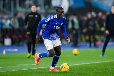 12 millones de euros le costó a los ‘Voltiani’ traer al bético Diao en el mercado de invierno de la campaña 2024/25. El talento del joven delantero internacional con Senegal atrajo a Cesc y le convenció de que ir a su equipo era la mejor opción para su carrera. Debido a la confianza, Assane la rompió en la última mitad de temporada, aportando 8 goles y una asistencia en 15 partidos.