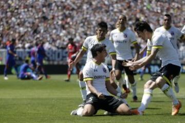 El jugador de Colo Colo Julio Barroso, celebra su gol contra Universidad de Chile durante el partido de primera division disputado en el estadio Monumental de Santiago, Chile.