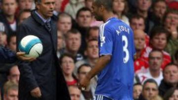 Mourinho y Ashley Cole, durante un partido.