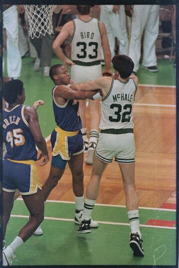 El más duro en aquellos Celtics de Larry Bird era, seguramente, Kevin McHale. Uno de los mejors ala-pívots de la historia y un jugador de maravilloso juego de pies en el poste, McHale no se amilanaba cuando había que pegarse con los Bad Boys de Detroit o sacudir todo lo posible a Michael Jordan. También era uno de los grandes expertos en trash talking (eso sí, por detrás de Bird) y dejó una de las faltas más famosas de la historia cuando enganchó en el aire a un Kurt Rambis que iba a culminar un contrataque en las Finales de 1984. Pat Riley, entrenador de los Lakers, dijo que había sido “la jugada más sucia y maliciosa de la historia”, pero McHale consiguió su propósito: los Celtics perdían 2-1 en las Finales y Bird se había quejado de la falta de actitud de su equipo en el tercer partido (137-104 para los Lakers). Esa jugada sacó de quicio a los angelinos y llevó la Final a un terreno en el que los Cetlics sí supieron moverse. Ganaron ese duelo en la prórroga y la serie por 4-3. Una de las mejores Finales de siempre.