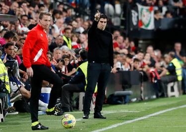 Iraola da instrucciones a sus jugadores.