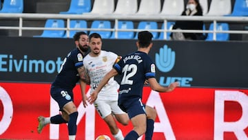 Jugadores de Ibiza y Pe&ntilde;a Deportiva disputan un bal&oacute;n durante el amistoso.