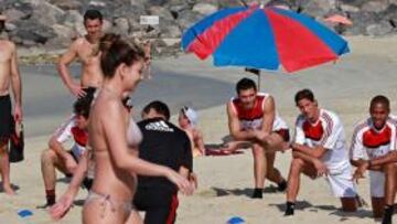 <b>ORIENTE MEDIO. </b>Las plantillas de Milán (ver imagen superior en la playa), el Bayern o el PSG han elegido Dubai y Catar como destino para realizar sus respectivas concentraciones de invierno. Gasto cero, buen clima y amistosos ante importantes equipos.