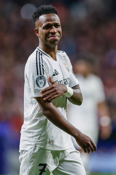 Vinicius se señaló dos veces el parche de la Champions League al ser cambiado y tras el triunfo.