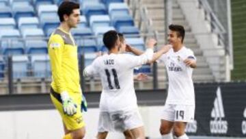 Los jugadores del Madrid celebran uno de sus goles al Malmoe.