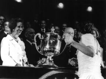 Ignacio Zoco recibe la Copa de manos de Francisco Franco ante la mirada de Carmen Polo.