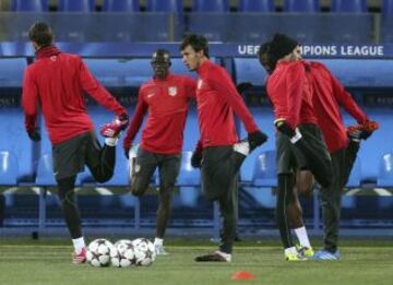 Los jugadores del Atlético durante una sesión de entrenamiento en el estadio Petrovsky de San Petersburgo, víspera a su enfrentamiento ante el Zenit en un partido del grupo G de la Champions league