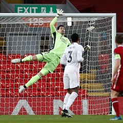 Aprobados y suspensos del Madrid en Anfield: ¡San Courtois!