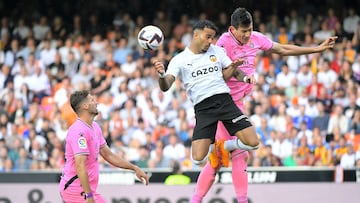 Espanyol's Mexican defender Cesar Montes (R) and Valencia's Dutch forward Justin Kluivert vie for a header during the Spanish league football match between Valencia CF and RCD Espanyol at the Mestalla stadium in Valencia on May 28, 2023. (Photo by Jose Jordan / AFP)