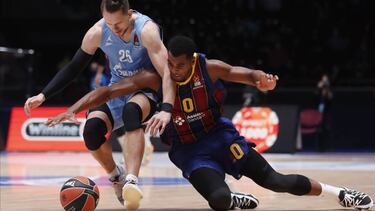 St. Petersburg (Russian Federation), 09/10/2020.- Mateusz Ponitka (L) of BC Zenit in action against Brandon Davies (R) of FC Barcelona during the Euroleague basketball match between BC Zenit St. Petersburg and FC Barcelona in St. Petersburg, Russia, 09 Oc