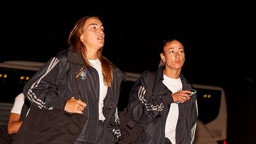 Patri Guijarro y Leila Ouahabi, en la llegada de la Selección española a República Checa.