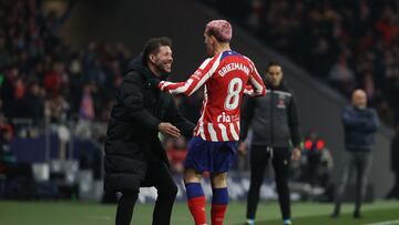 MADRID, 04/03/2023.- El delantero del Atlético de Madrid Antoine Griezmann (d) celebra con su entrenador, Diego Simeone, tras marcar el tercer gol durante el partido de Liga en Primera División que Atllético de Madrid y Sevilla CF disputan este sábado en el estadio Civitas Metrpolitano, EFE/Kiko Huesca
