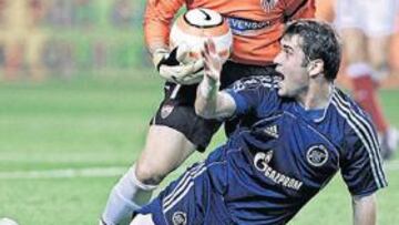 <b>A LA ESPERA. </b>Kerzhakov se mantiene expectante ante los movimientos del Sevilla.