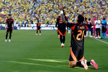 SANTA CLARA, CALIFORNIA - JULY 02: Daniel Mu�oz of Colombia celebrates after scoring the team's first goal during the CONMEBOL Copa America 2024 Group D match between Brazil and Colombia at Levi's Stadium on July 02, 2024 in Santa Clara, California.   Lachlan Cunningham/Getty Images/AFP (Photo by Lachlan Cunningham / GETTY IMAGES NORTH AMERICA / Getty Images via AFP)